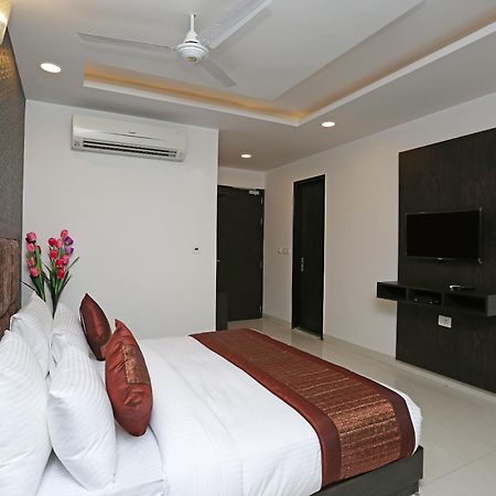 Hotel O M Suites New Delhi Exterior foto
