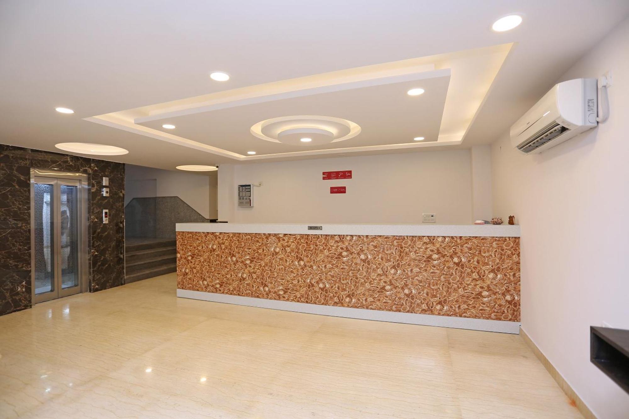 Hotel O M Suites New Delhi Exterior foto
