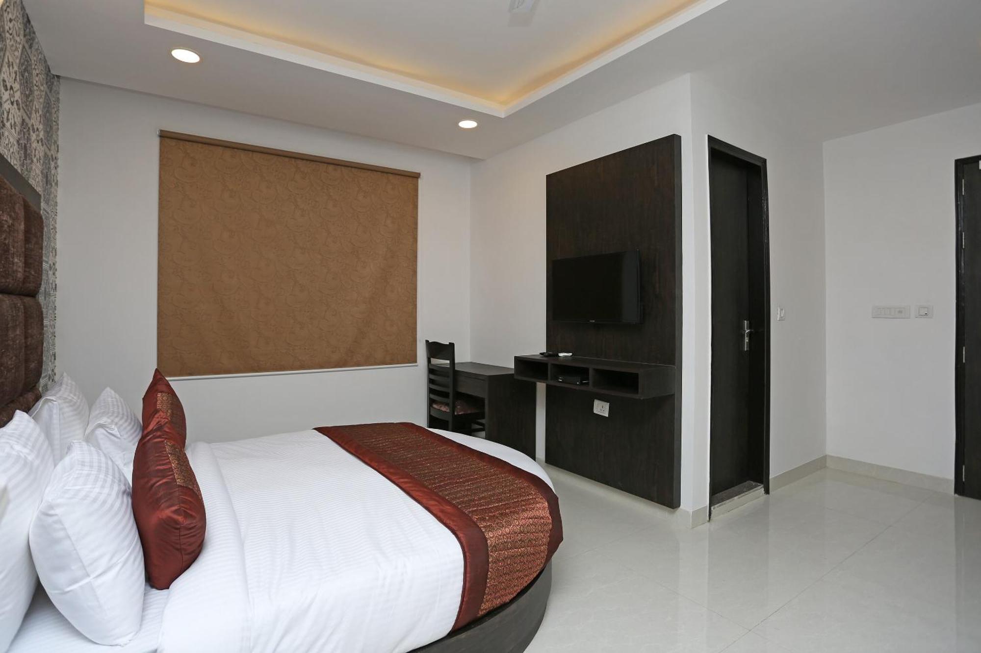 Hotel O M Suites New Delhi Exterior foto