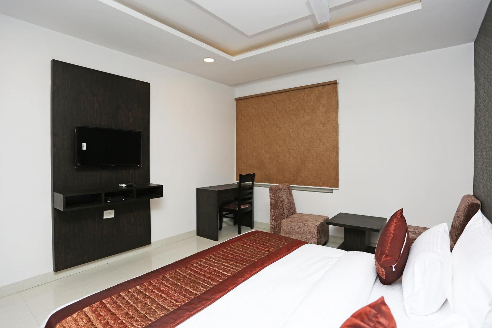Hotel O M Suites New Delhi Exterior foto