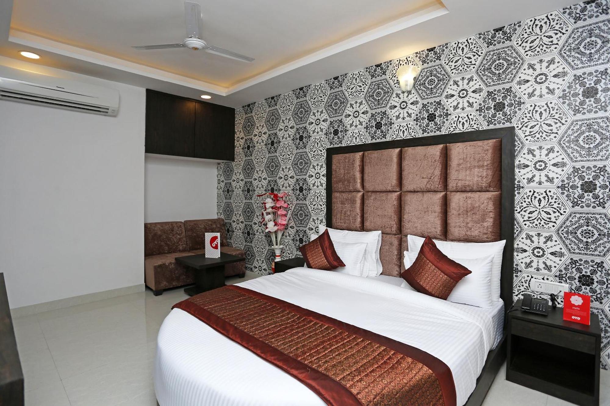 Hotel O M Suites New Delhi Exterior foto
