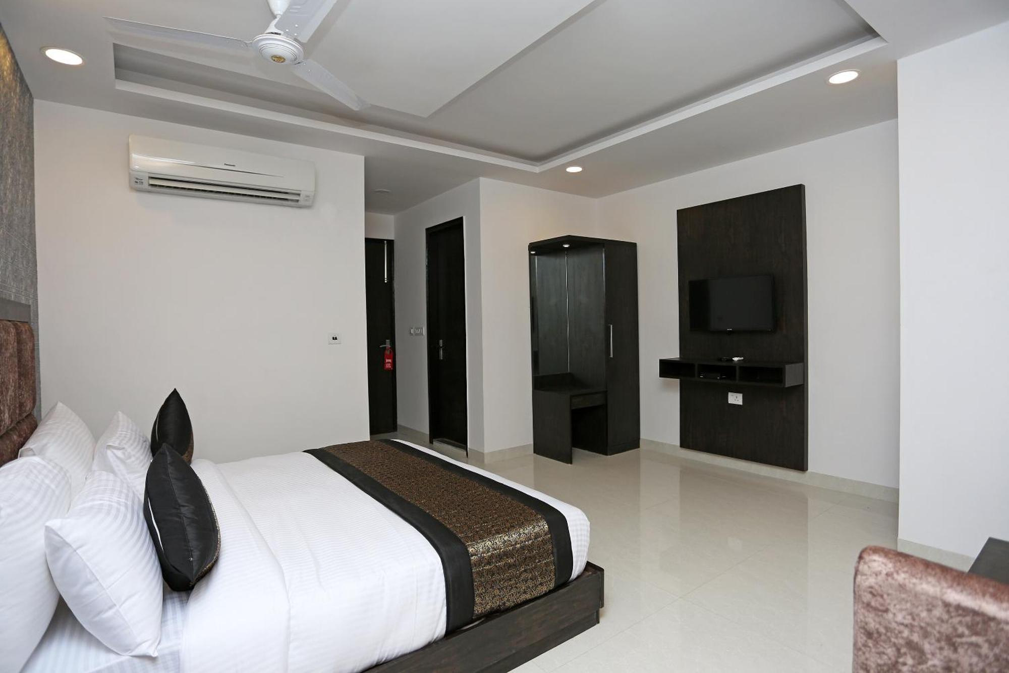 Hotel O M Suites New Delhi Exterior foto