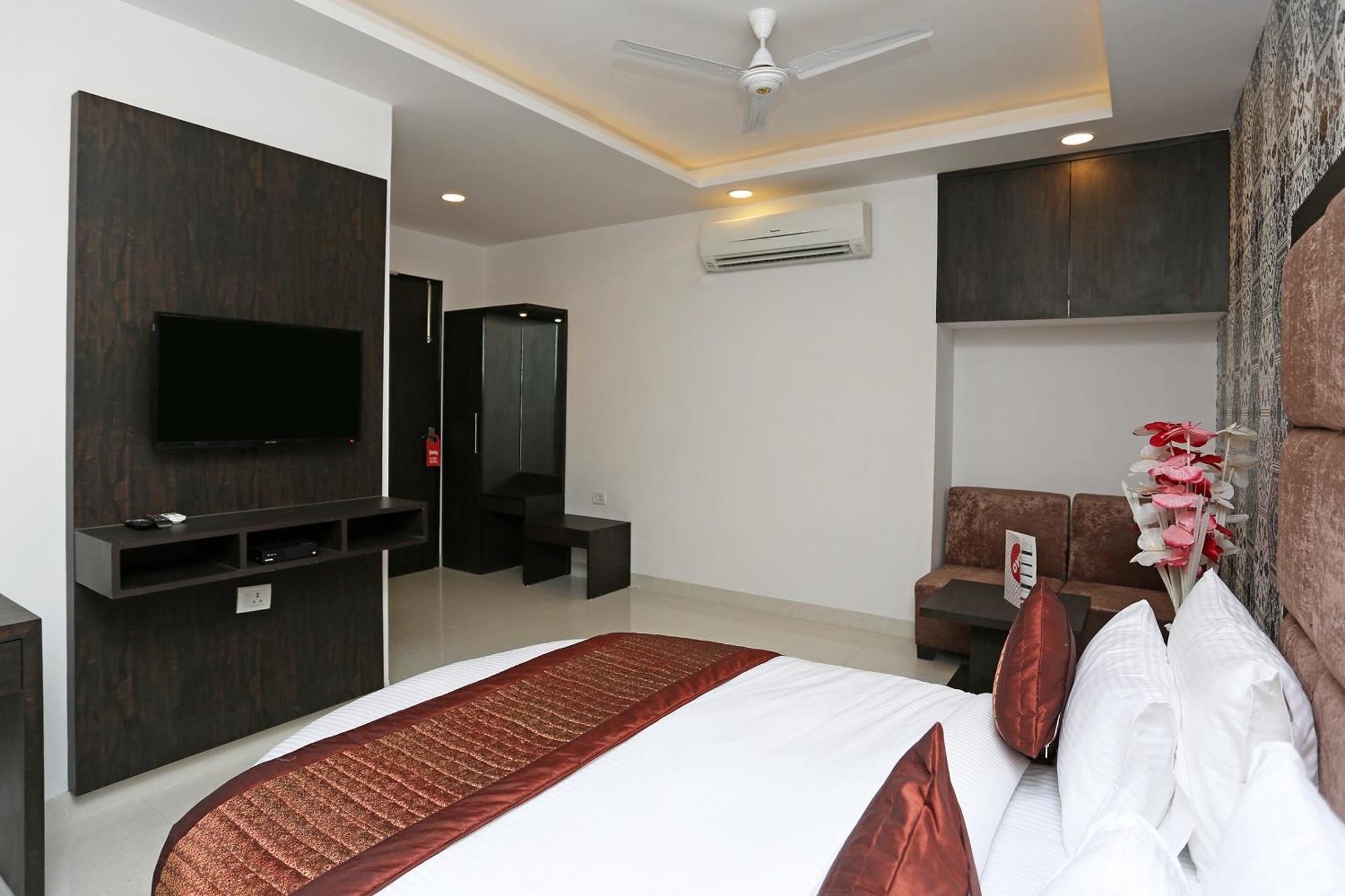 Hotel O M Suites New Delhi Exterior foto