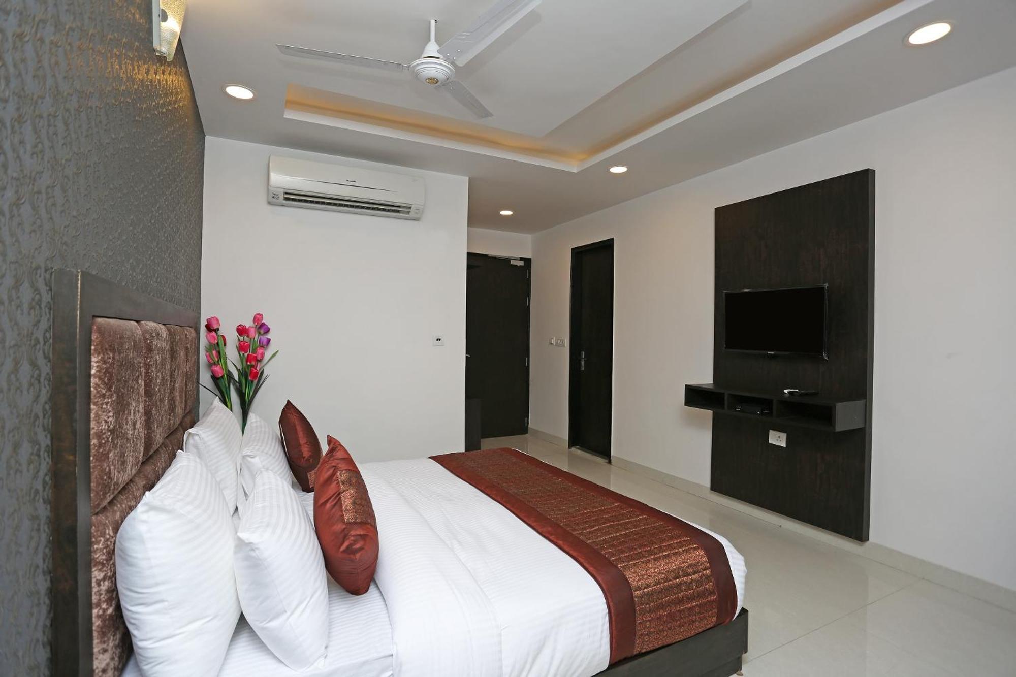 Hotel O M Suites New Delhi Exterior foto