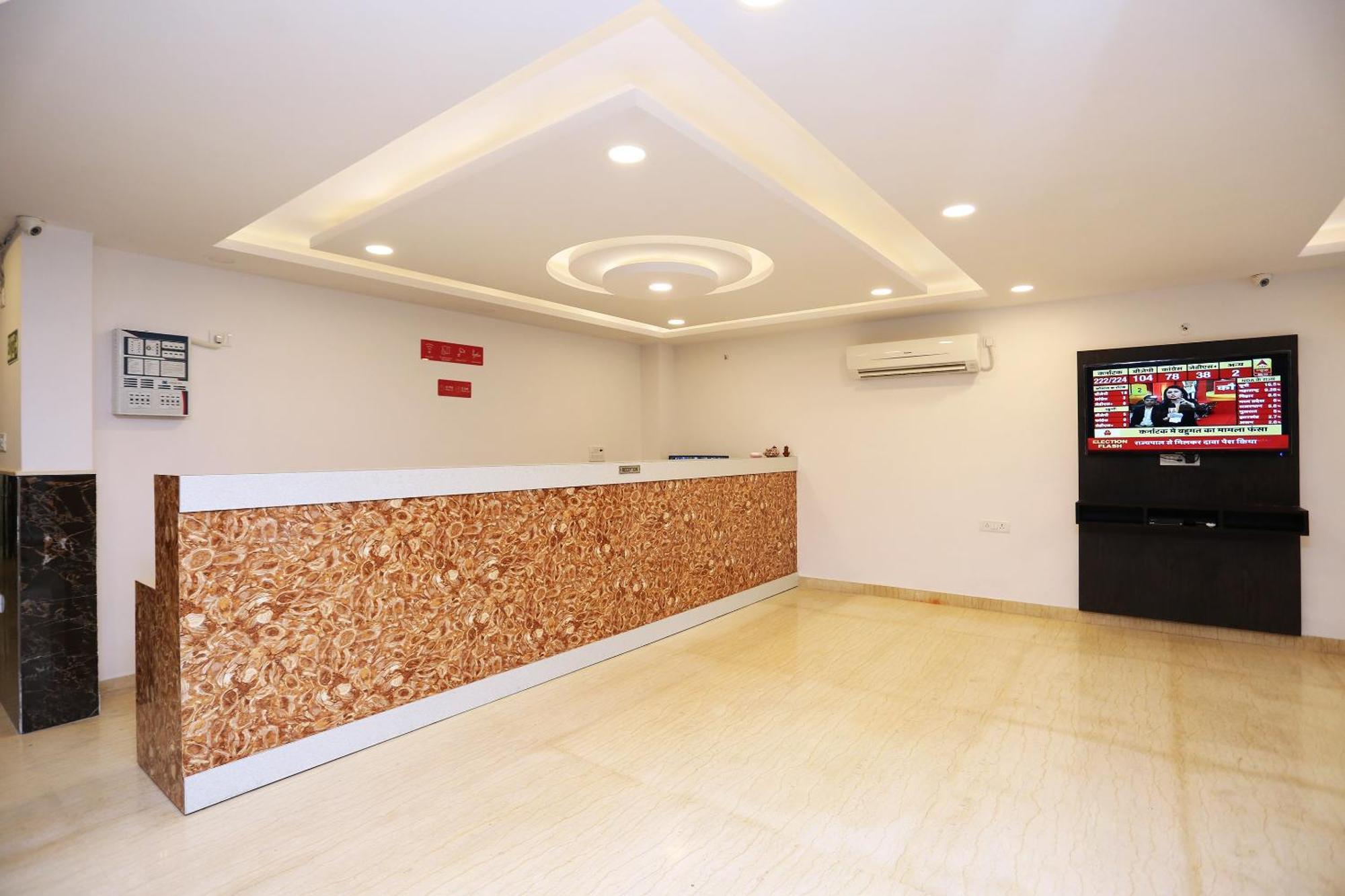 Hotel O M Suites New Delhi Exterior foto