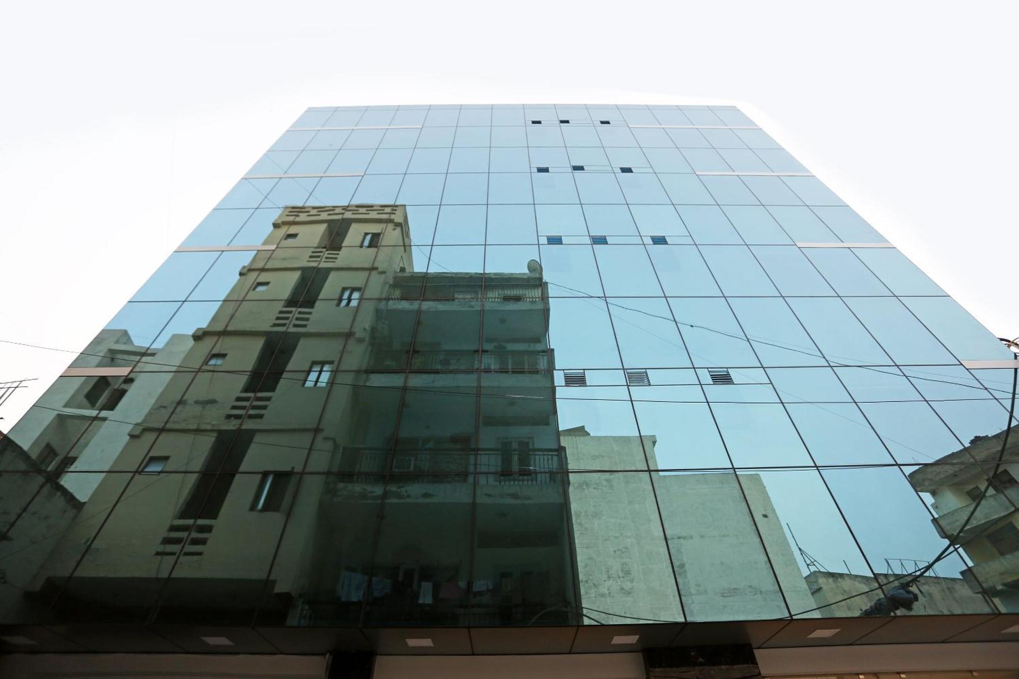 Hotel O M Suites New Delhi Exterior foto