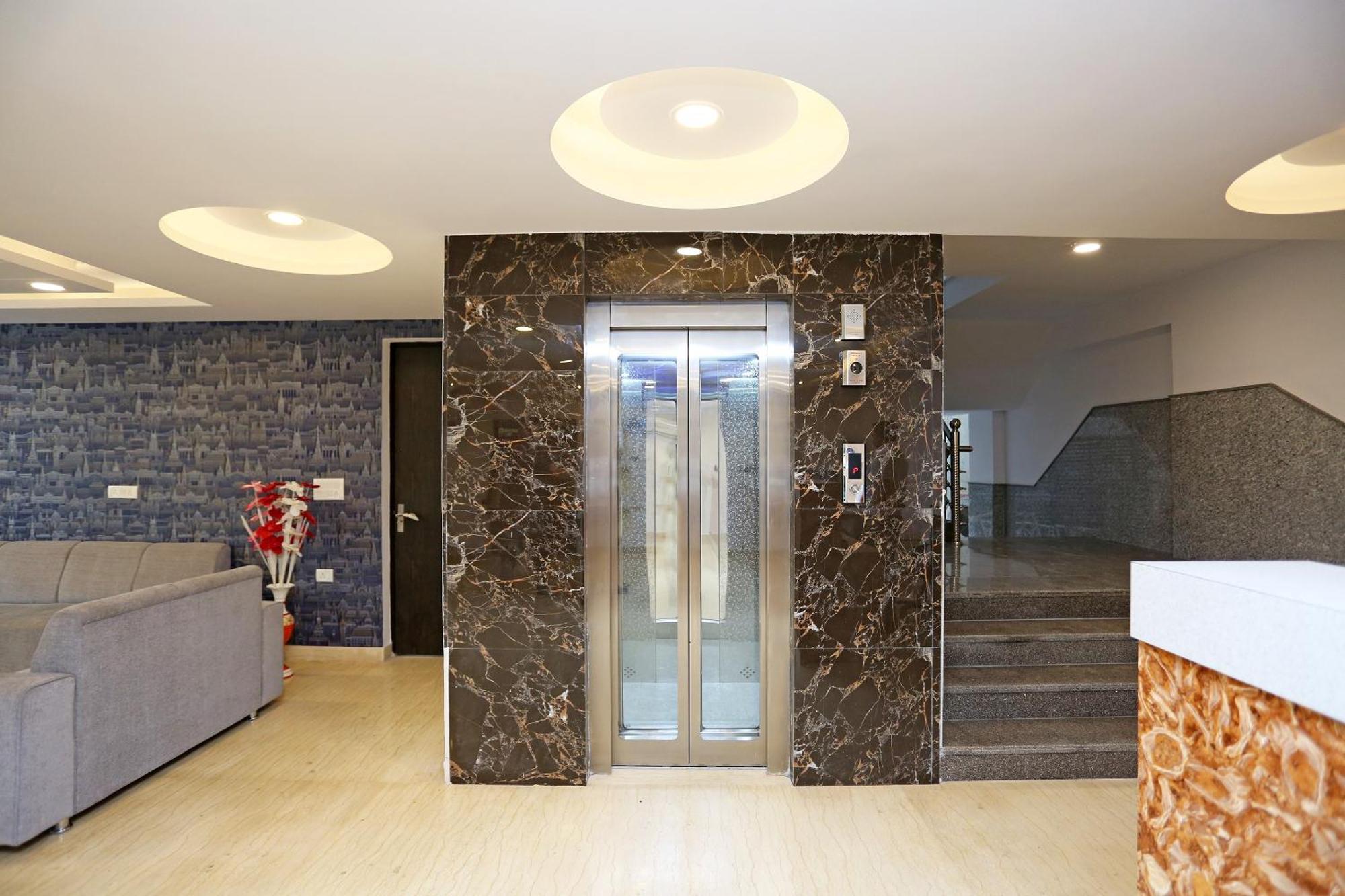 Hotel O M Suites New Delhi Exterior foto